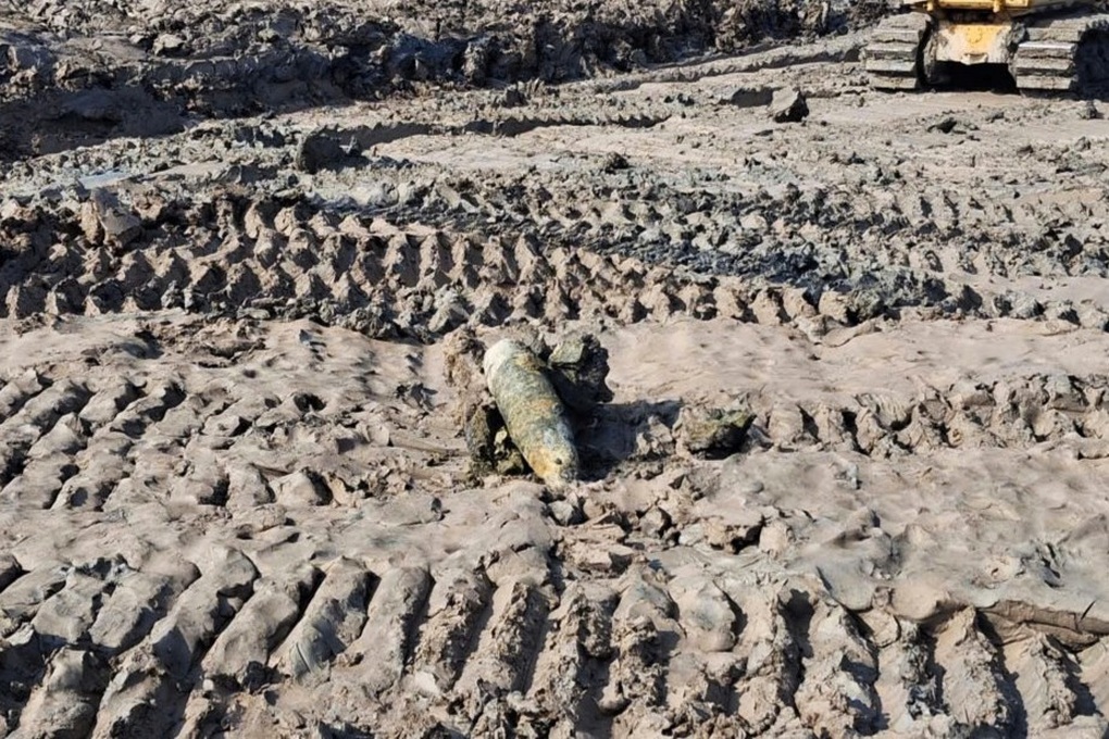 Phát hiện vật thể nghi đầu đạn pháo trong lúc cải tạo ao tôm - 1 Phát hiện vật thể nghi đầu đạn pháo trong lúc cải tạo ao tôm - 1