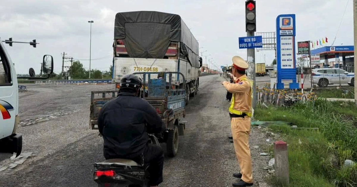 Đèn đỏ được đi thẳng nhưng tài xế sợ, cảnh sát giao thông phải “ra tay”
