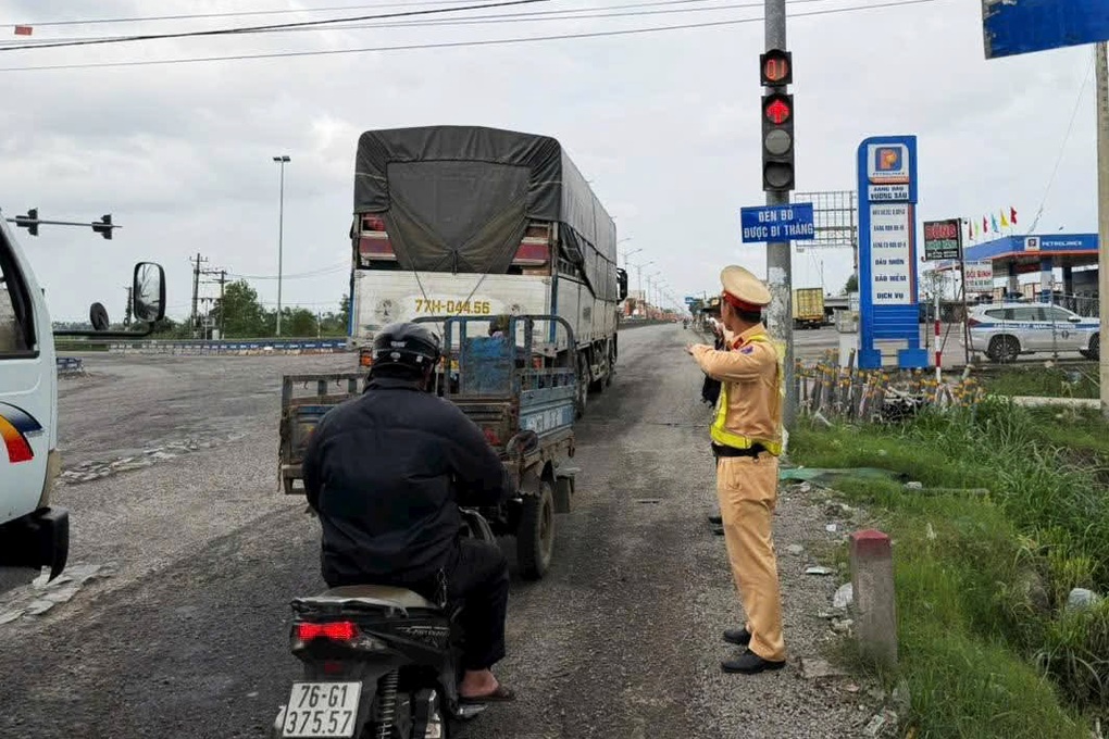 Đèn đỏ được đi thẳng nhưng tài xế sợ, cảnh sát giao thông phải “ra tay” - 1