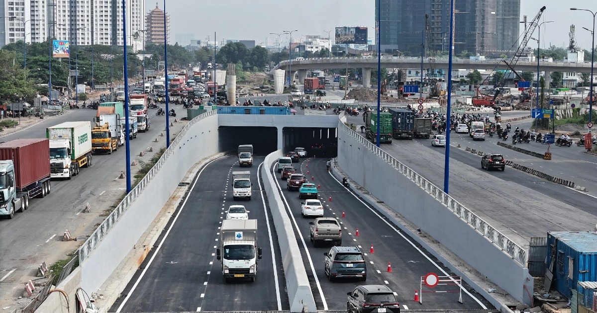 Tài xế bỡ ngỡ, đi vòng hơn 5km sau khi thông hầm chui An Phú ở TPHCM