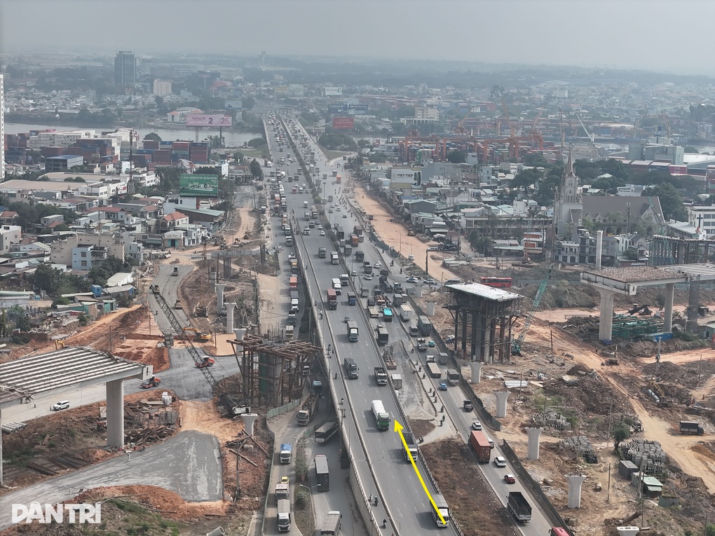 TPHCM thử cho ô tô đi ngược chiều trên cầu Tân Vạn để giảm kẹt xe - 1