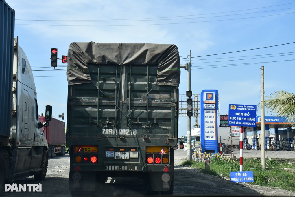 Đèn đỏ được đi thẳng nhưng tài xế sợ, cảnh sát giao thông phải “ra tay” - 2