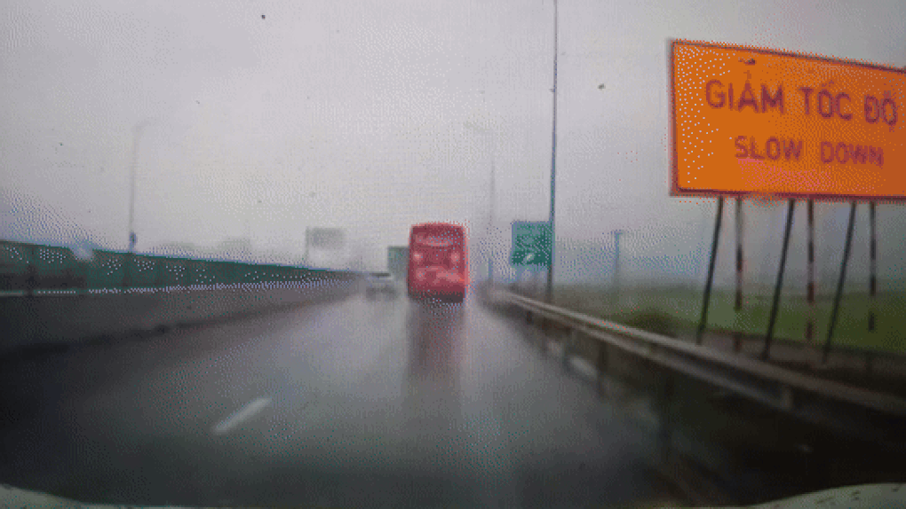 Xe khách trơn trượt trên cao tốc Mai Sơn - Quốc lộ 45, va chạm 2 ô tô khác - 1