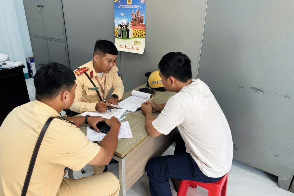 Xử phạt tài xế xe rác làm đổ nước thải khiến cả tuyến đường ở TPHCM bốc mùi - 1 Xử phạt tài xế xe rác làm đổ nước thải khiến cả tuyến đường ở TPHCM bốc mùi - 1