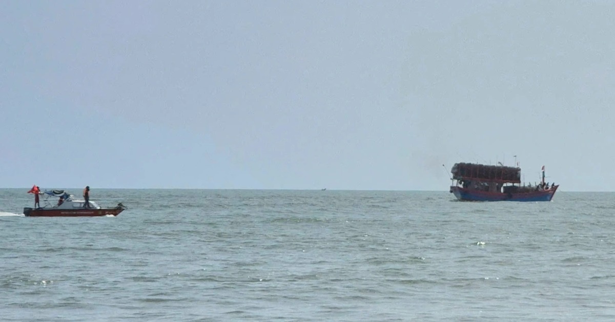 Tàu cá mắc cạn ở cửa biển, chủ tàu cầu cứu Bộ đội Biên phòng