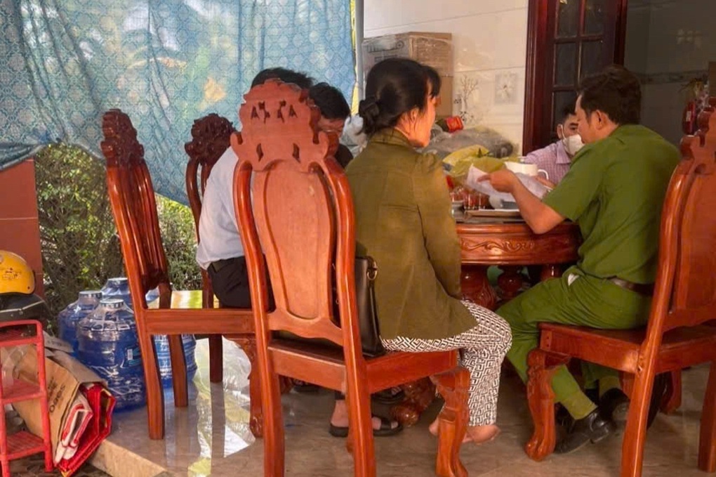 Năm người uống rượu tự ngâm, hai người tử vong, ba người nhập viện - 1 Năm người uống rượu tự ngâm, hai người tử vong, ba người nhập viện - 1