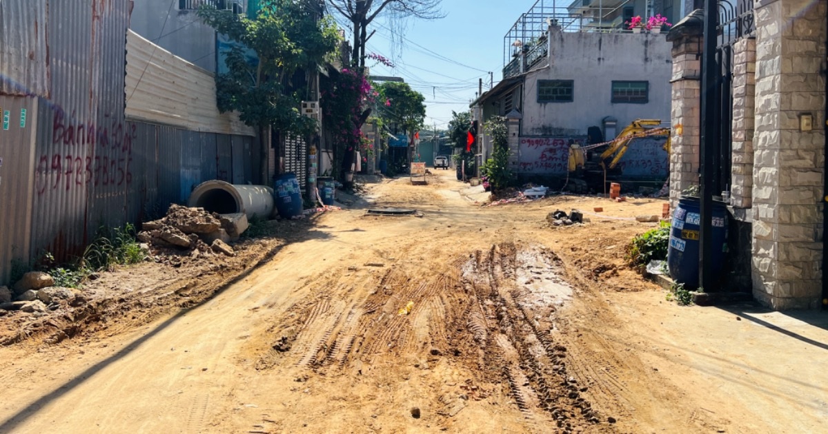 Hẻm ở TPHCM bị đào cận Tết, người dân đi lại khó khăn