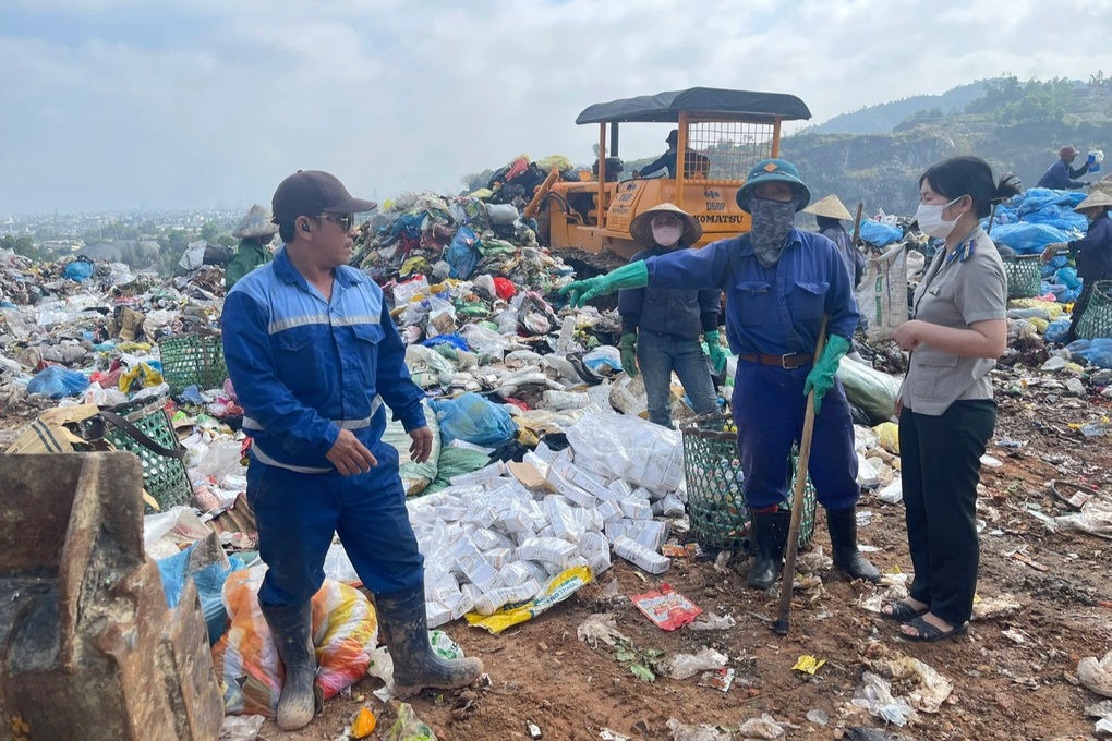 Nghiền nát 6.500 bao thuốc lá nhập lậu ở Đà Nẵng - 2