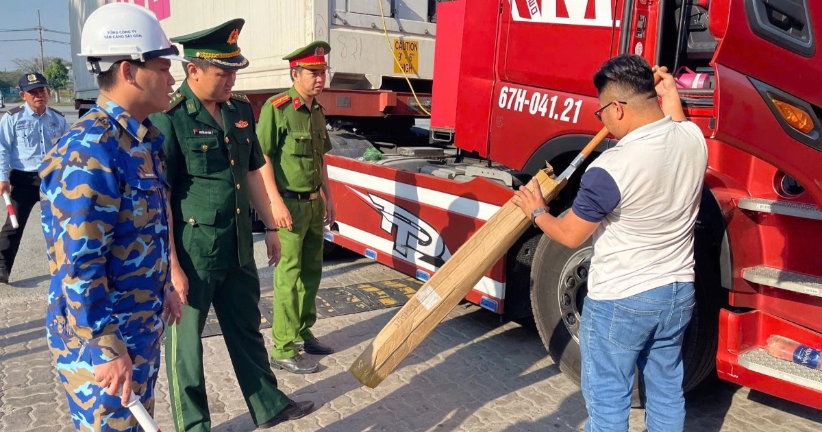 Siết an ninh cảng Hiệp Phước, người dân tự nguyện nộp dao tự chế