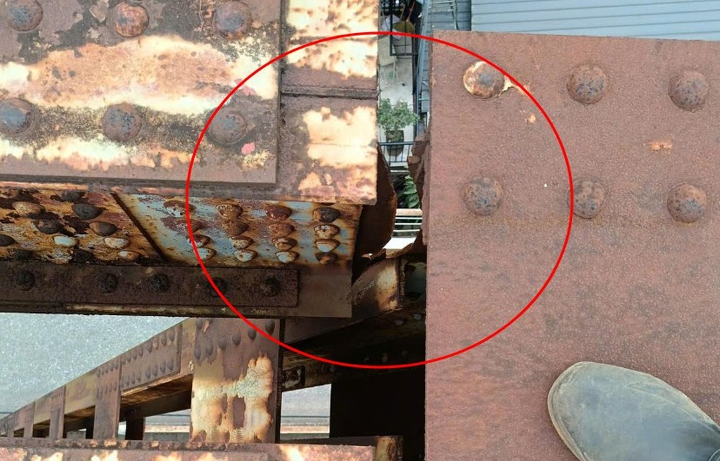 Cầu Long Biên gặp sự cố, ngành đường sắt phong tỏa khẩn cấp để sửa chữa - 2