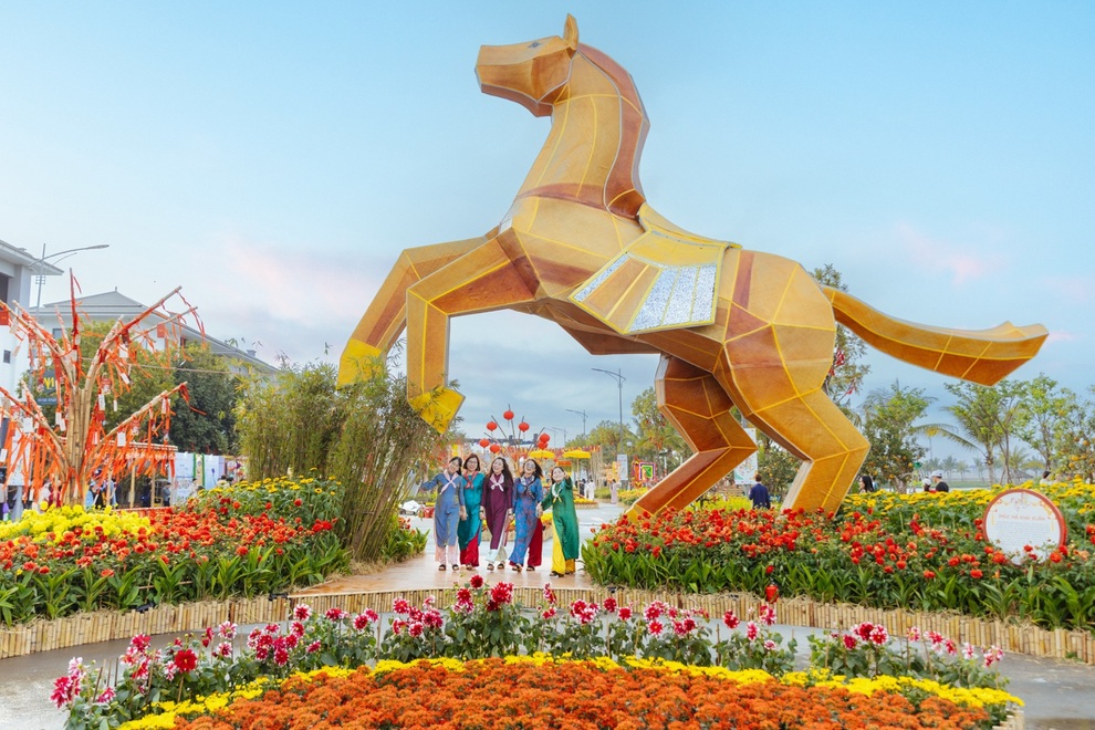 Đường hoa Home Hanoi Xuan 2026 khai mạc, đón chứng nhận của UNESCO - 1