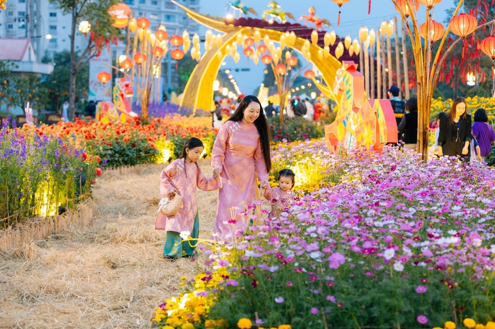 Đường hoa Home Hanoi Xuan 2026 khai mạc, đón chứng nhận của UNESCO - 10