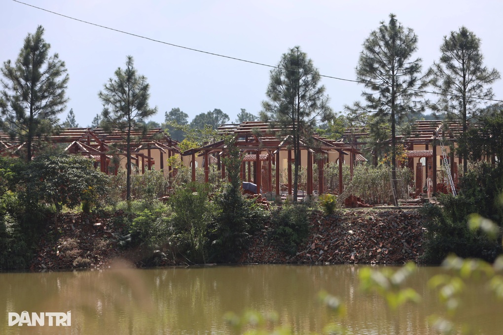 Buộc tháo dỡ loạt nhà rường trái phép trong khu du lịch nông trại - 3