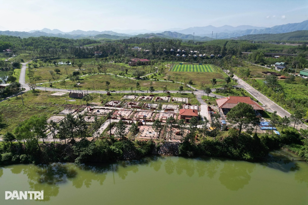 Buộc tháo dỡ loạt nhà rường trái phép trong khu du lịch nông trại - 1