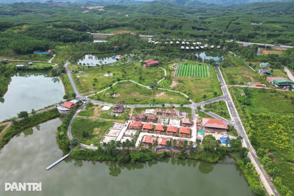 Buộc tháo dỡ loạt nhà rường trái phép trong khu du lịch nông trại - 2