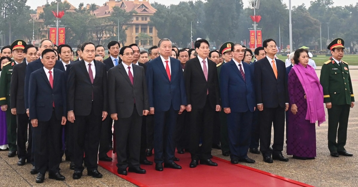 Lãnh đạo Đảng, Nhà nước đặt vòng hoa vào Lăng viếng Chủ tịch Hồ Chí Minh