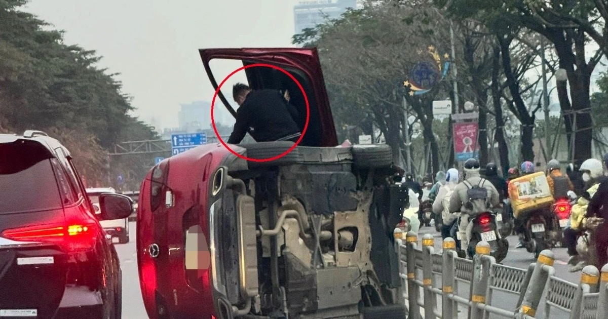 Ô tô đâm vào dải phân cách lật nghiêng, tài xế tự trèo ra ngoài