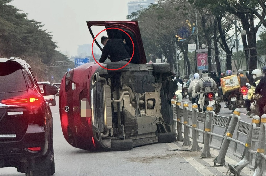 Ô tô đâm vào dải phân cách lật nghiêng, tài xế tự trèo ra ngoài - 1
