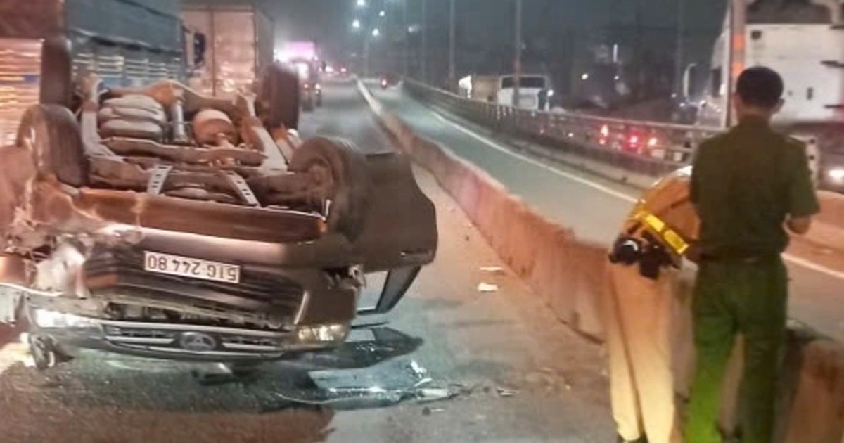 3 người thoát chết sau vụ lật ô tô trên dốc cầu ở TPHCM