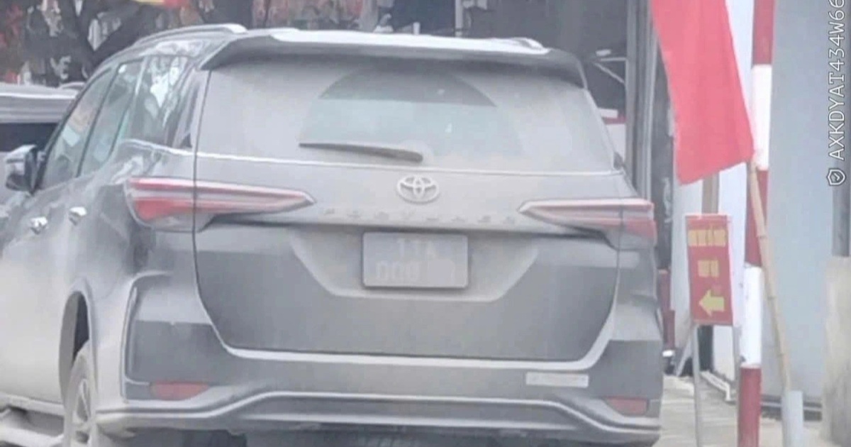 Người dân “mách” Cục trưởng CSGT, tài xế ô tô biển xanh bị xử phạt