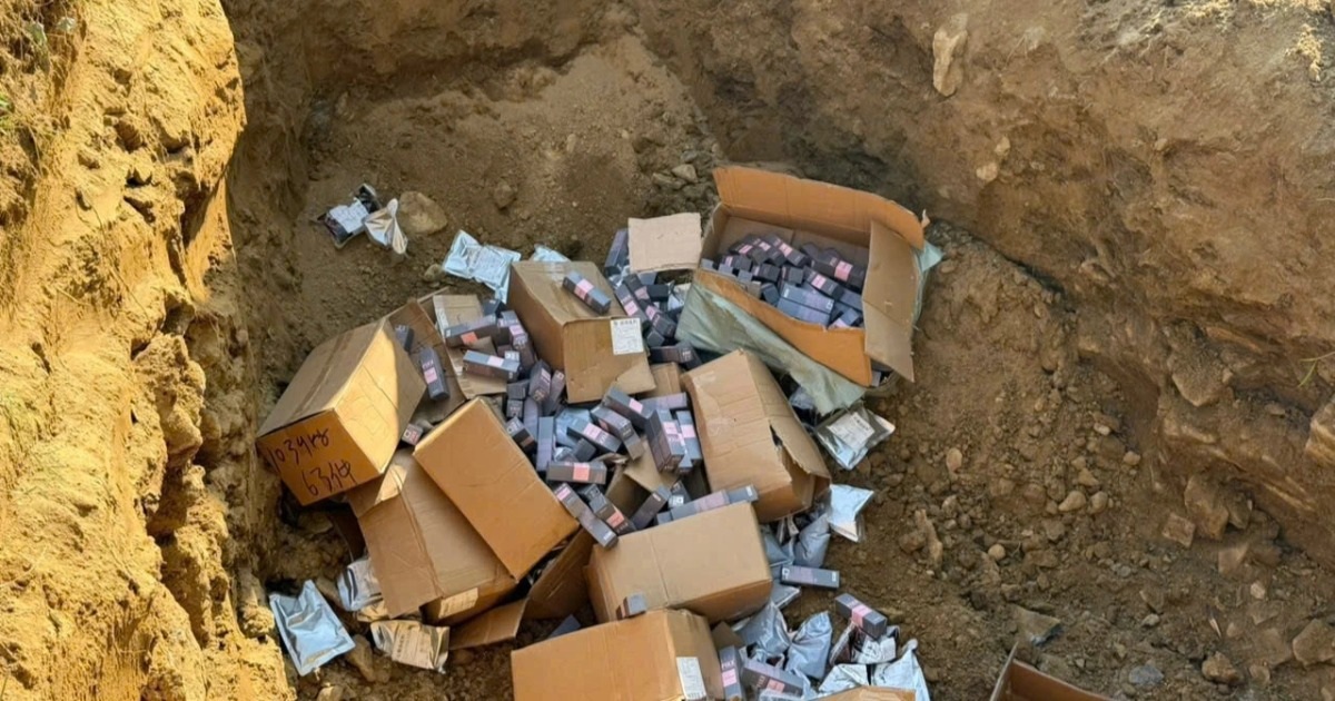 Phát hiện kho mỹ phẩm, thực phẩm rởm trên thùng xe đầu kéo