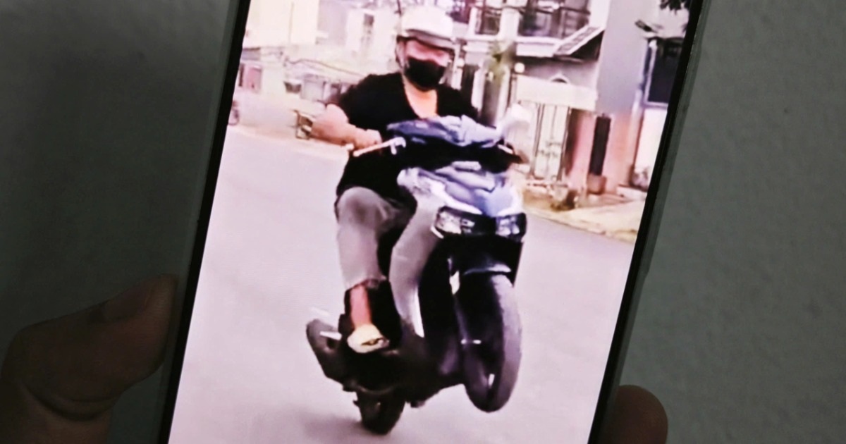 Truy tìm thanh niên bốc đầu xe, rú ga trong khu dân cư ở TPHCM