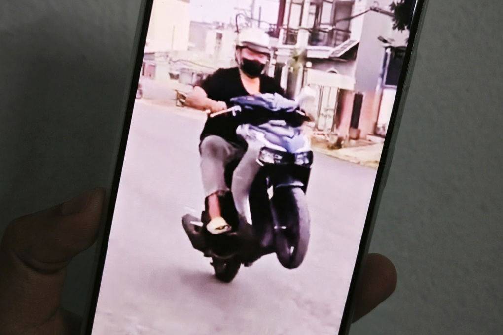 Truy tìm thanh niên bốc đầu xe, rú ga trong khu dân cư ở TPHCM - 1