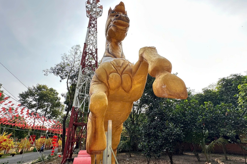 Linh vật ngựa nặng 300kg ở TPHCM - 1