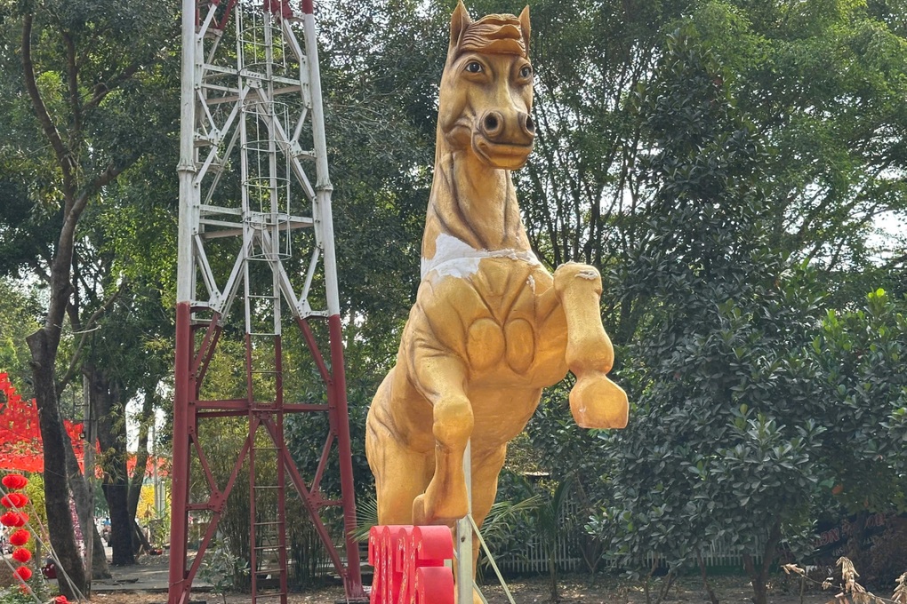 Linh vật ngựa nặng 300kg ở TPHCM - 2