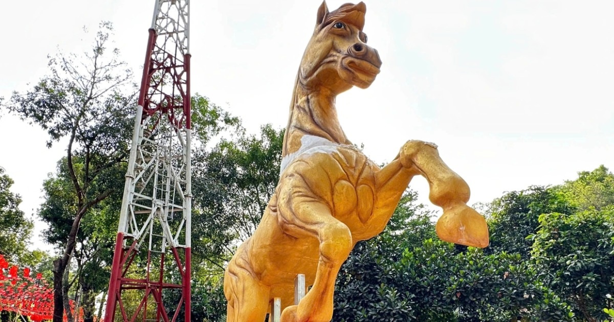 Linh vật ngựa nặng 300kg ở TPHCM