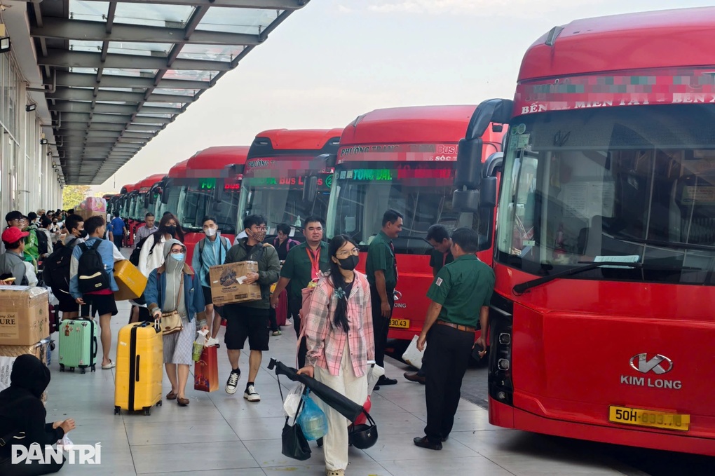 Dòng người ùn ùn về quê ăn Tết sớm, bến xe ở TPHCM nhộn nhịp - 1