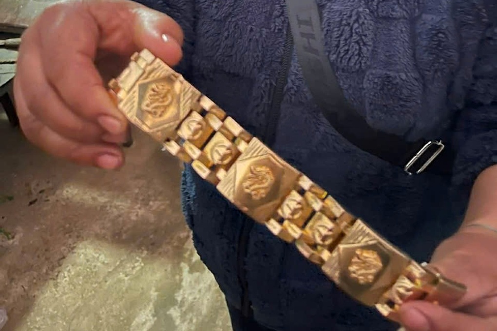 Người phụ nữ bán hàng rong nhặt được 1,3 cây vàng - 1