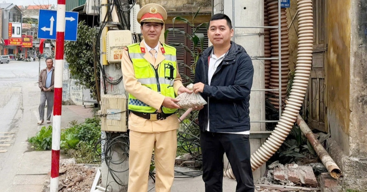 Người dân tự nguyện giao nộp 50 viên đạn súng quân dụng