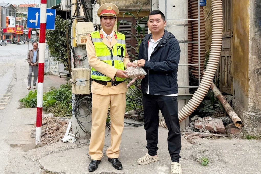 Người dân tự nguyện giao nộp 50 viên đạn súng quân dụng - 1 Người dân tự nguyện giao nộp 50 viên đạn súng quân dụng - 1