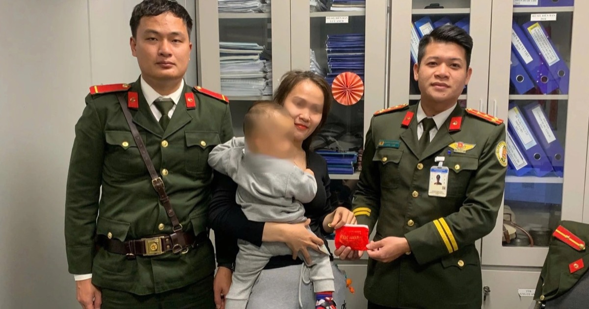 Nữ hành khách để quên túi xách chứa nhiều trang sức vàng ở sân bay Phú Bài