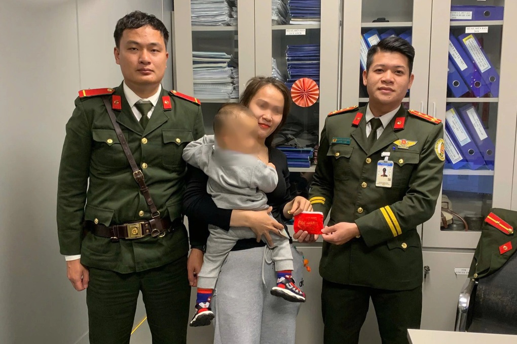 Nữ hành khách để quên túi xách chứa nhiều trang sức vàng ở sân bay Phú Bài - 1