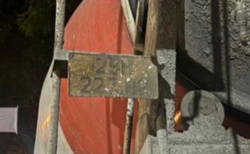 Tài xế xe bồn bị phạt 23 triệu đồng vì để biển số bị xi măng che lấp - 1