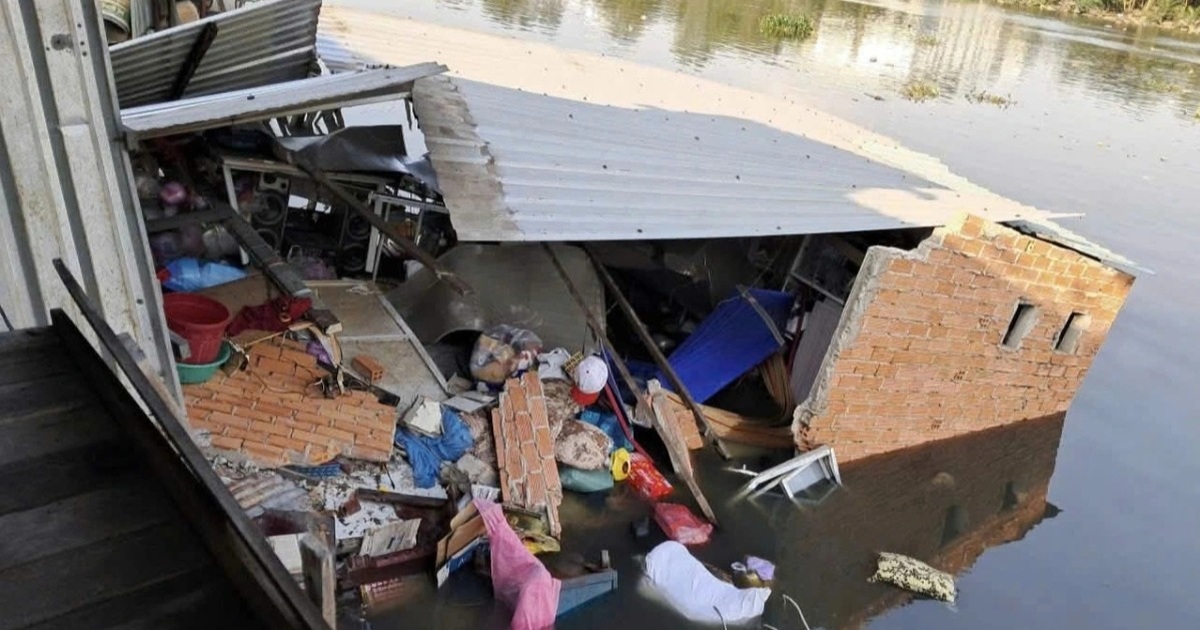 Cảnh sát ngâm mình tìm lại tài sản cho người dân sau vụ sập nhà ở TPHCM