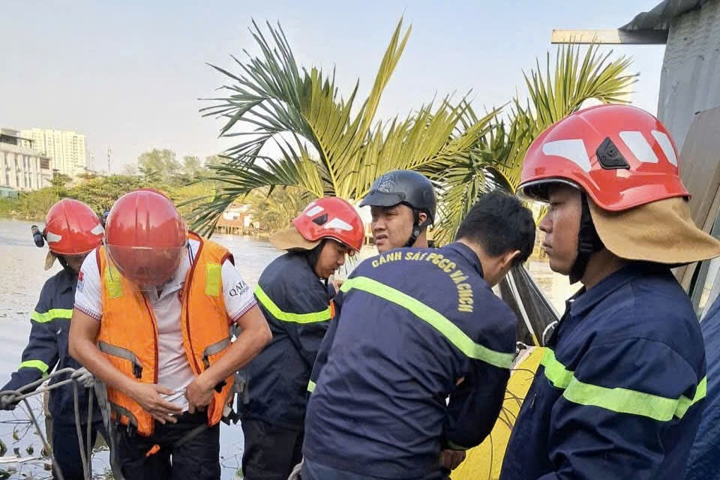 Cảnh sát ngâm mình tìm lại tài sản cho người dân sau vụ sập nhà ở TPHCM - 2