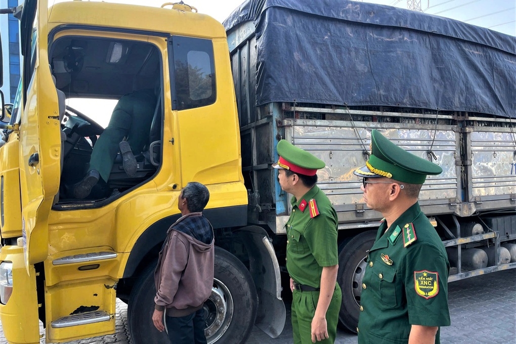 Siết an ninh cảng Hiệp Phước, người dân tự nguyện nộp dao tự chế - 2