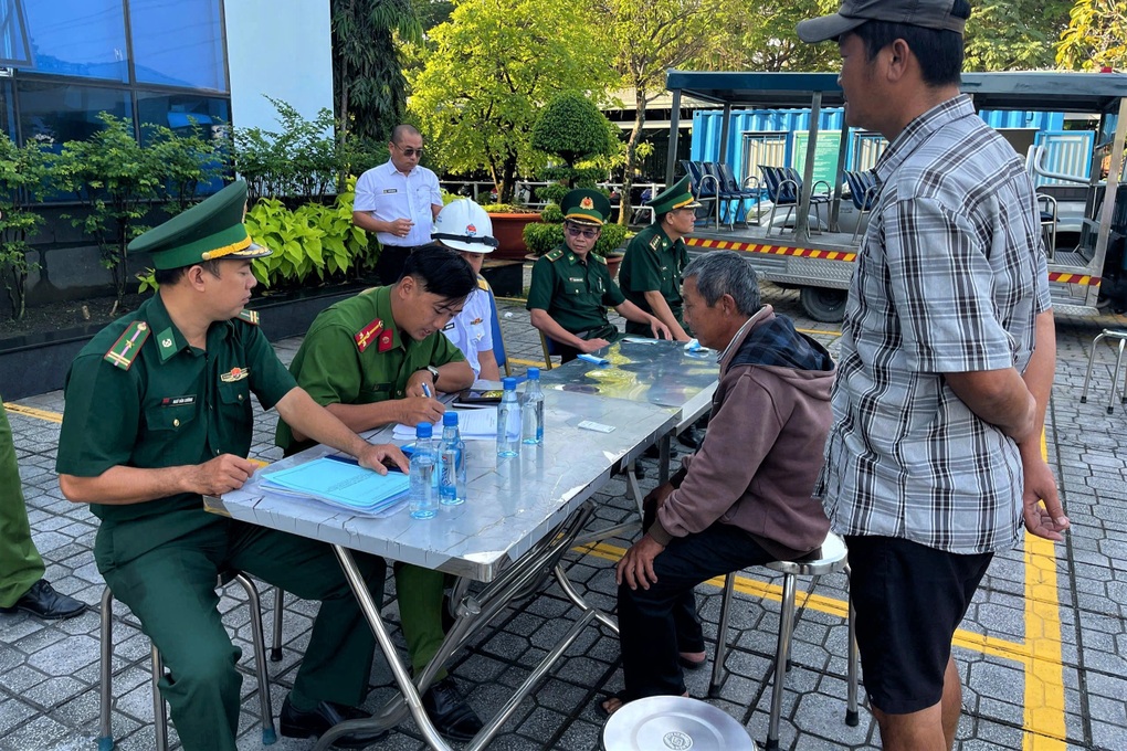 Siết an ninh cảng Hiệp Phước, người dân tự nguyện nộp dao tự chế - 3