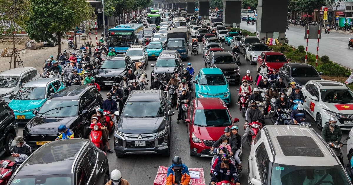 Giáp Tết, đường phố Hà Nội ùn tắc từ sáng đến đêm