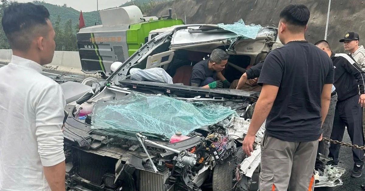 Tông vào xe hút bụi trên cao tốc, ô tô con nát đầu