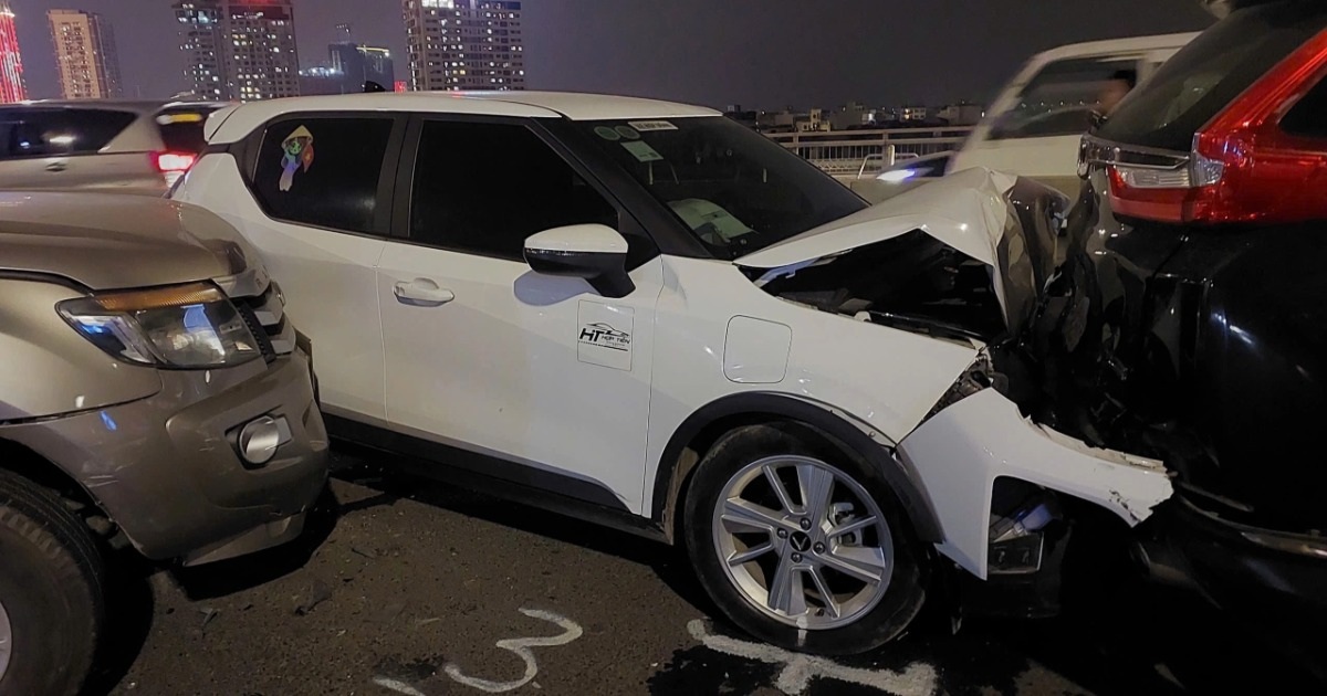 6 ô tô đâm nhau trên cầu Nhật Tân, giao thông “tê liệt”