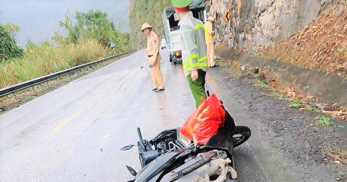 Hai người đi xe máy tử vong sau khi va chạm với ô tô