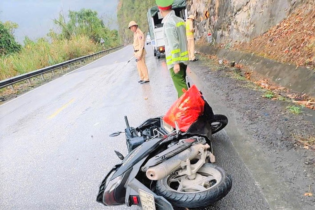 Hai người đi xe máy tử vong sau khi va chạm với ô tô - 1