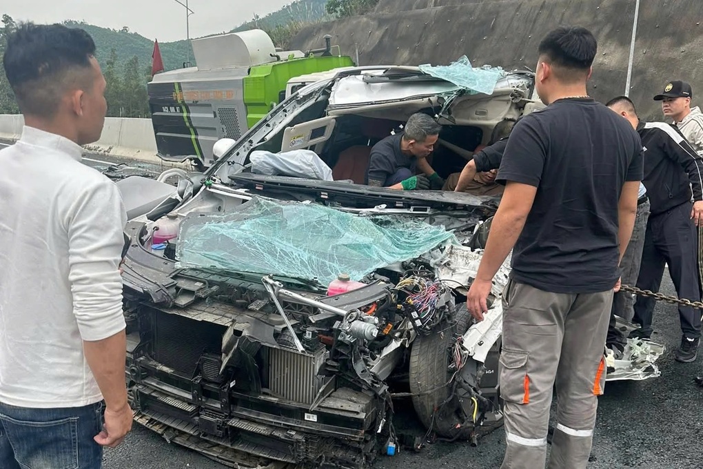 Tông vào xe hút bụi trên cao tốc, ô tô con nát đầu - 1