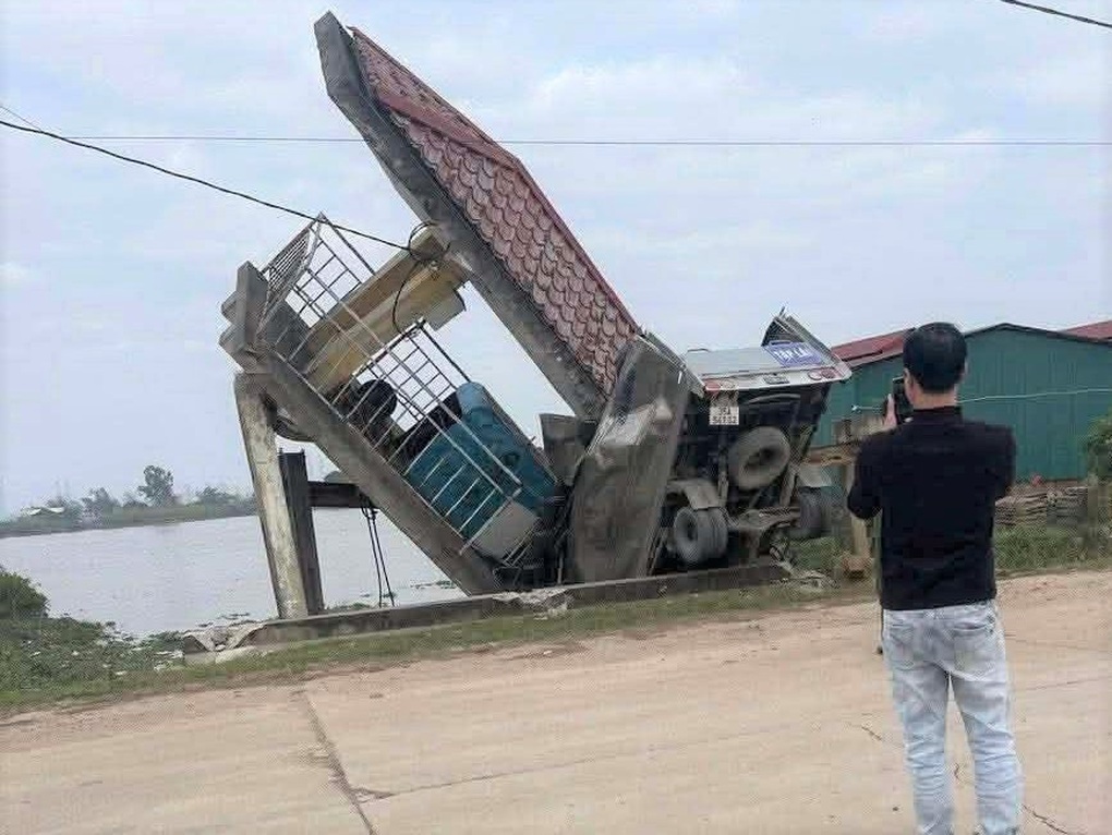 Xe tập lái tông vào thành cống, thầy dạy lái tử vong - 1