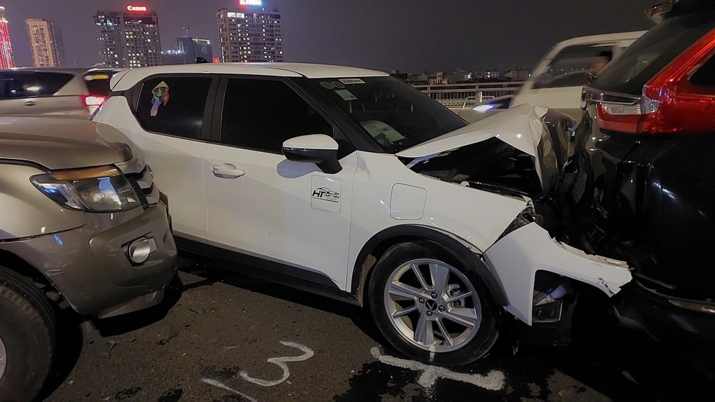 6 ô tô đâm nhau trên cầu Nhật Tân, giao thông tê liệt - 2