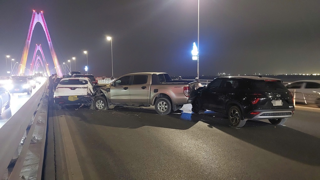 6 ô tô đâm nhau trên cầu Nhật Tân, giao thông tê liệt - 1